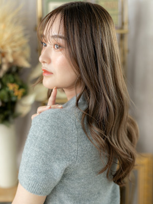 カーキグレージュ顔回りレイヤーこなれロング　韓国風巻き