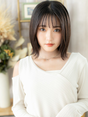 艶感ダークアッシュ切りっぱなしミディアム　姫カットレイヤー