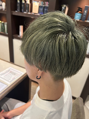 くすみグリーンカラー