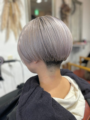 シルバーカラー刈り上げショート