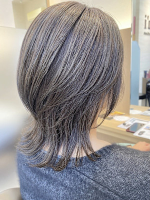 《シャープカッコいい♪》ミディアムウルフスタイル×グレージュ