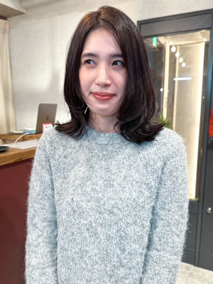 センターパート　顔周りレイヤー　外ハネミディ　ウルフレイヤー