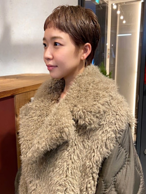 ベリーショート　オン眉　ブロンドベージュ　20代　こなれ感