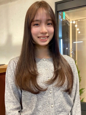 オリーブベージュ　顔周りレイヤー　レイヤーカット　シースルー