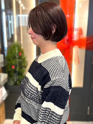 前上がりショート　カシスブラウン　顔周りカット　小顔カット