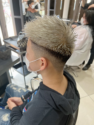 メンズホワイトブロンドカラー