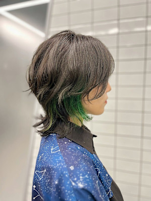 個性的でも派手すぎない緑のインナーカラー