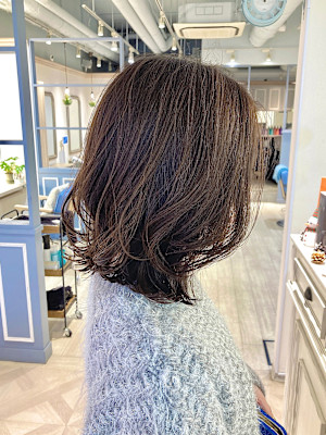 外ハネミディアムオリーブグレージュウェーブミディアム赤羽美容