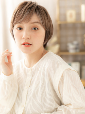 ハイライトカラーオン眉小顔こなれショート　フェザーショート