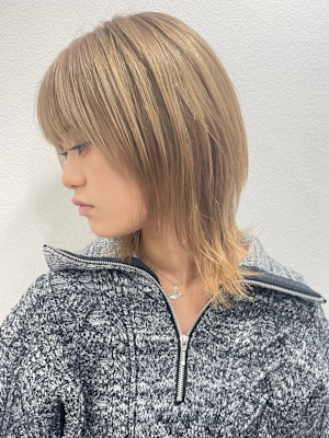 ショート　ミニウルフ　顔周りレイヤー　ミルクティーベージュ