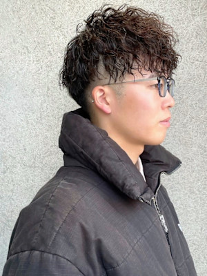 ツイストスパイラルパーマ　マッシュ　スキンフェード　束感