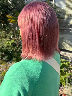 サーモンピンク　ミディアムヘア　ダブルカラー　ダメージレス