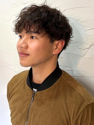 ツーブロックマッシュ　波巻きパーマ　束感　カジュアル