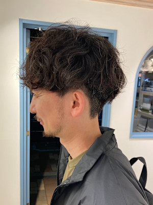 黒髪メンズ立体感シャドウパーマ刈上げアップバング