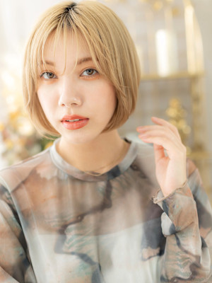 外国人風ハイトーンカラー丸みショートボブ　細目ハイライト