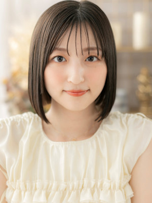 ツヤ感美髪アッシュブラック切りっぱなしボブ　刈上げボブ