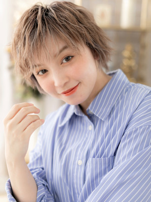 フレンチカジュアルくせ毛風マッシュパーマ　細めハイライト