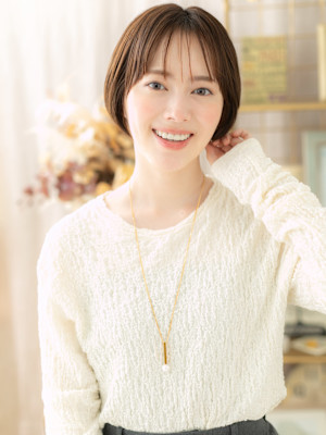 シールスルーバング前下がりミニボブショート　くすみベージュ