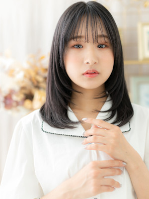 透明感グレージュアッシュレイヤーセミディ　姫カットレイヤー