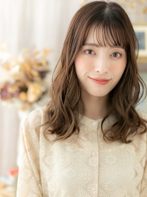 大人可愛いフェザーバング小顔ゆるふわミディ　マロンベージュ