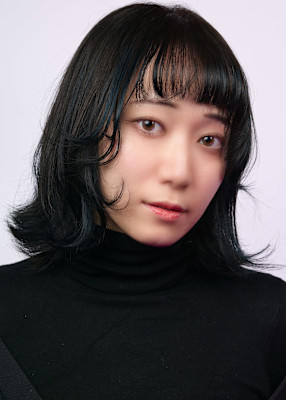 透明感×深みブルージュ、光が当たるたび魅せる艶ショート