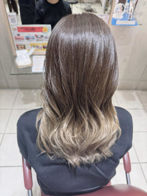 シルバーベージュのグラデーションカラー