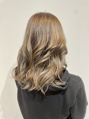 毛先のブリーチを生かした　ライトベージュ