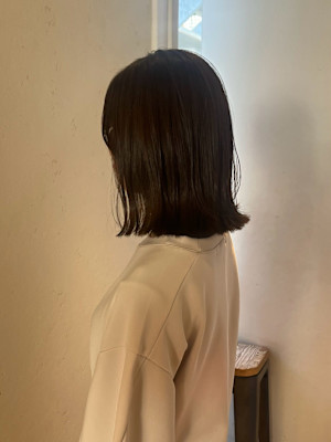 ぱつっと外はねボブ×暗めオリーブカラー