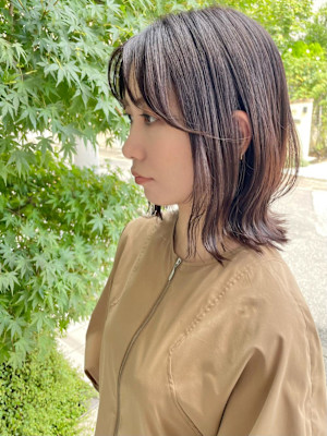 大人可愛いアッシュベージュ外ハネ切りっぱなし