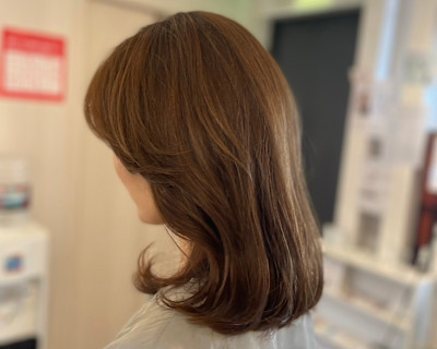 フェイスラインのみレイヤーのミディアムスタイル