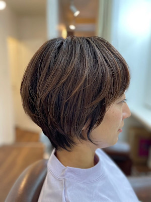 明るい白髪染めで軽いマッシュショート