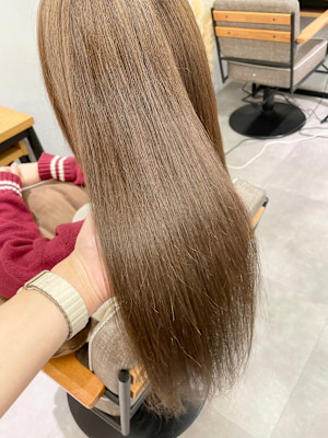 艶カラーロングシアーベージュ＊ストレートヘア赤み消しカラー