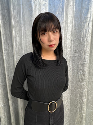 ステップボーンカット暗髪ロング