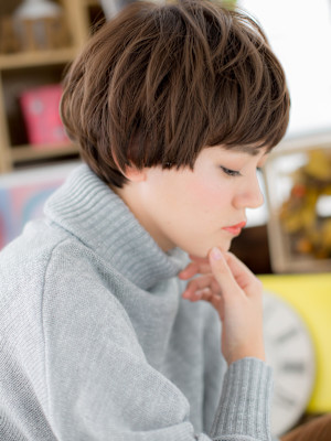 小顔前下がり韓国風束感ショートマッシュ　マロンベージュ