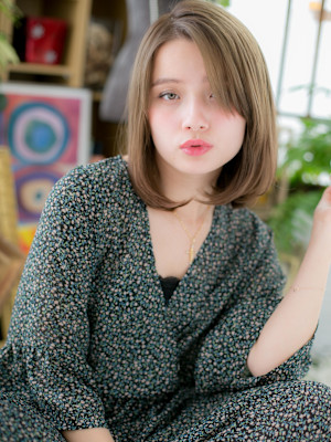 オリーブカラーで大人かわいいツヤ髪ボブディ　くすみベージュ