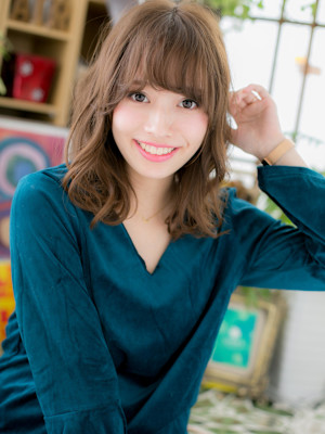 マロンベージュ小顔ひし形レイヤーカットロブ　細めハイライト