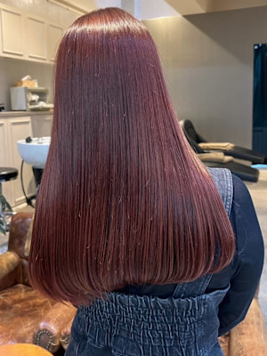 レッドカラー　暖色系カラー　セミロング　艶髪ロング　20代