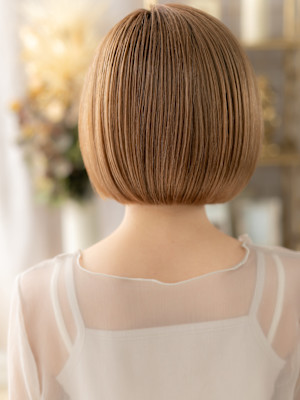 透明感シルキーベージュ小顔切りっぱなしボブ　ホワイトブロンド