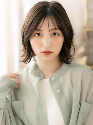 外ハネアッシュグレージュ小顔クセ毛風ボブ　韓国風巻き