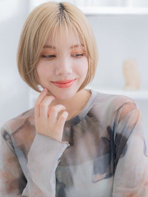外国人風ハイトーンカラー丸みショートボブ　フェザーショート