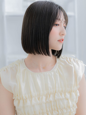 ツヤ感美髪アッシュブラック切りっぱなしボブ　刈上げボブ