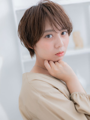 斜めバングひし形レイヤーマッシュショート　くすみベージュ