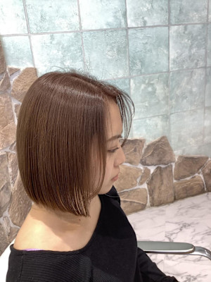 ぱっつんボブ　ミルクティーカラー