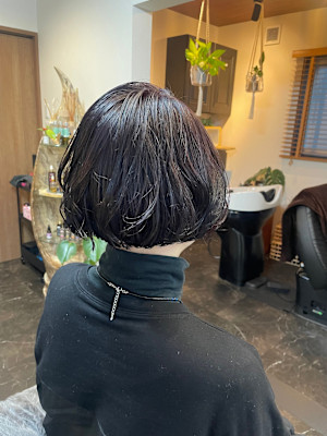 襟足ギリギリまでカット、小顔モードボブ