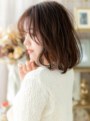 ショコラベージュ抜け感ヘアエアリーミディ　くすみベージュ
