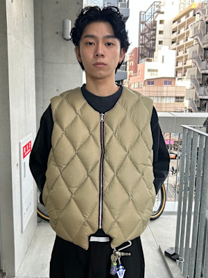 長めのヘアとパーマで大人っぽい雰囲気のあるスタイル