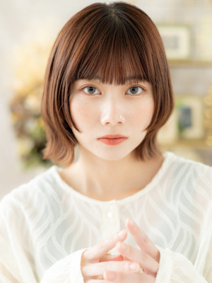 ぱっつん前髪ウルフミディアムくびレイヤー　姫カットレイヤー