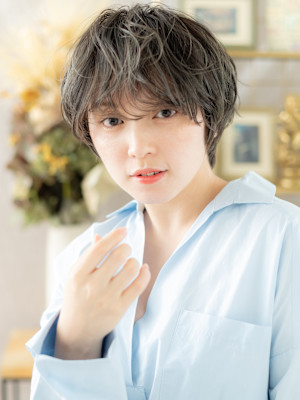 オリーブアッシュくせ毛風フェザーショート　細めハイライト