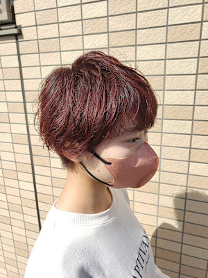 カシスピンクのえり足タイトなショートヘア