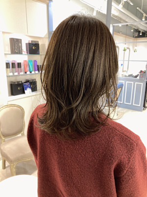 ほうじ茶カラーミディアムウルフ30代40代ヘアスタイル丸顔面